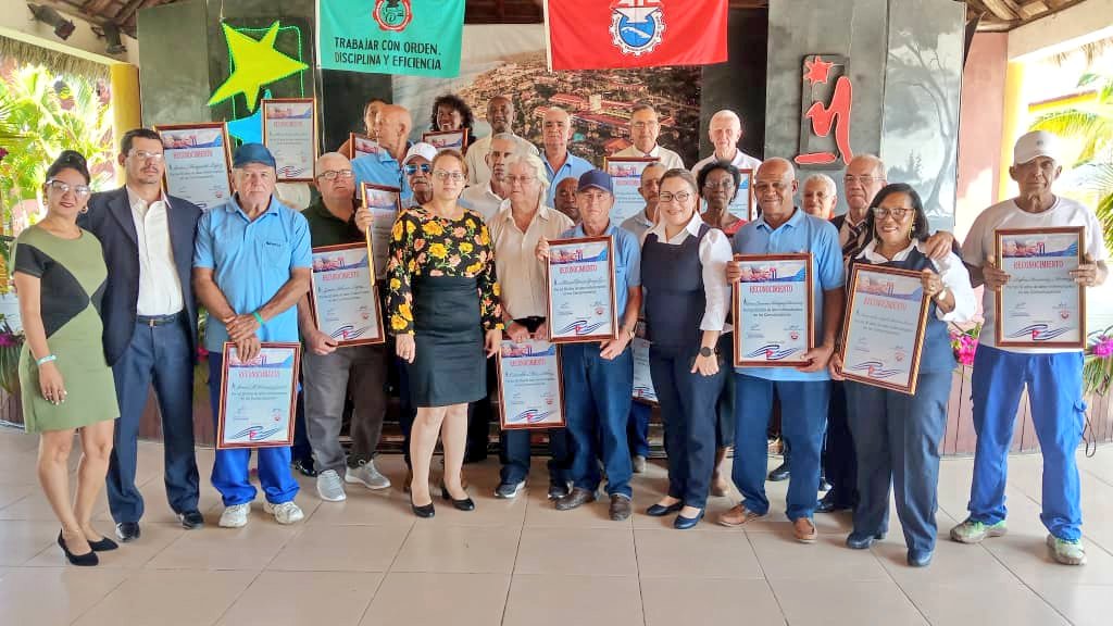 taniavel76's tweet photo. A pocos días de haber celebrado en #Cuba los actos por el Día Internacional de los Trabajadores, se realizó el reconocimiento a mujeres y hombres con 50 años en el sector de las comunicaciones. En  emotivo intercambio con ellos y sus familiares, rememoramos nuestra historia 🇨🇺 https://t.co/J1nQ1Kgthb