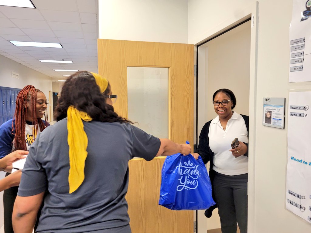 smithclass128's tweet photo. Happening Now on the  Hill: @apsupdate Showers Our Phenomenal Teachers while Acknowledging the Five Languages of Workplace Appreciation!! Thank You for Showing Up and Out for our Instructional Staff! 🧡💙💛 https://t.co/sAPe6dXDBb