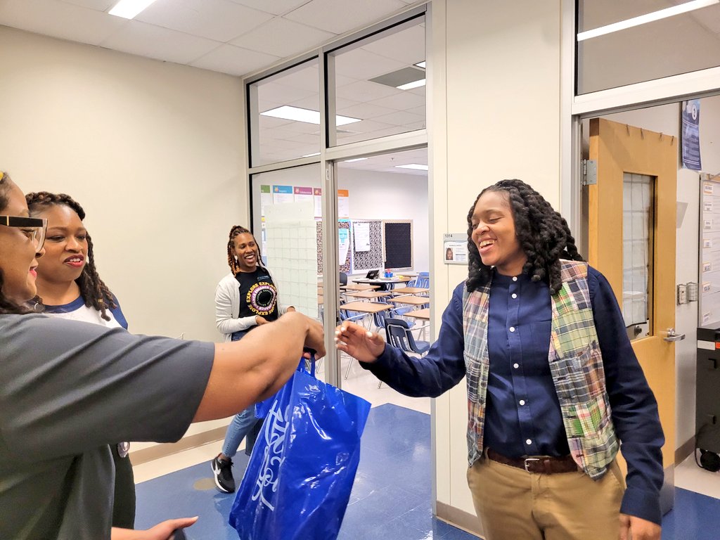 smithclass128's tweet photo. Happening Now on the  Hill: @apsupdate Showers Our Phenomenal Teachers while Acknowledging the Five Languages of Workplace Appreciation!! Thank You for Showing Up and Out for our Instructional Staff! 🧡💙💛 https://t.co/sAPe6dXDBb