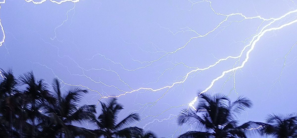 only_fo_r_you's tweet image. Finally... First rain of the season.. and... ⚡⚡
#FirstRain