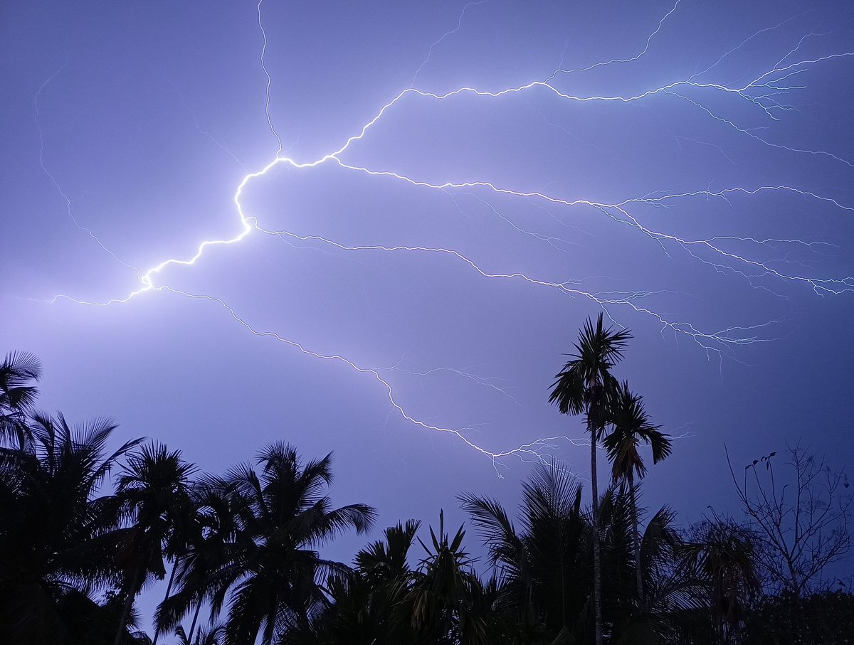 only_fo_r_you's tweet image. Finally... First rain of the season.. and... ⚡⚡
#FirstRain