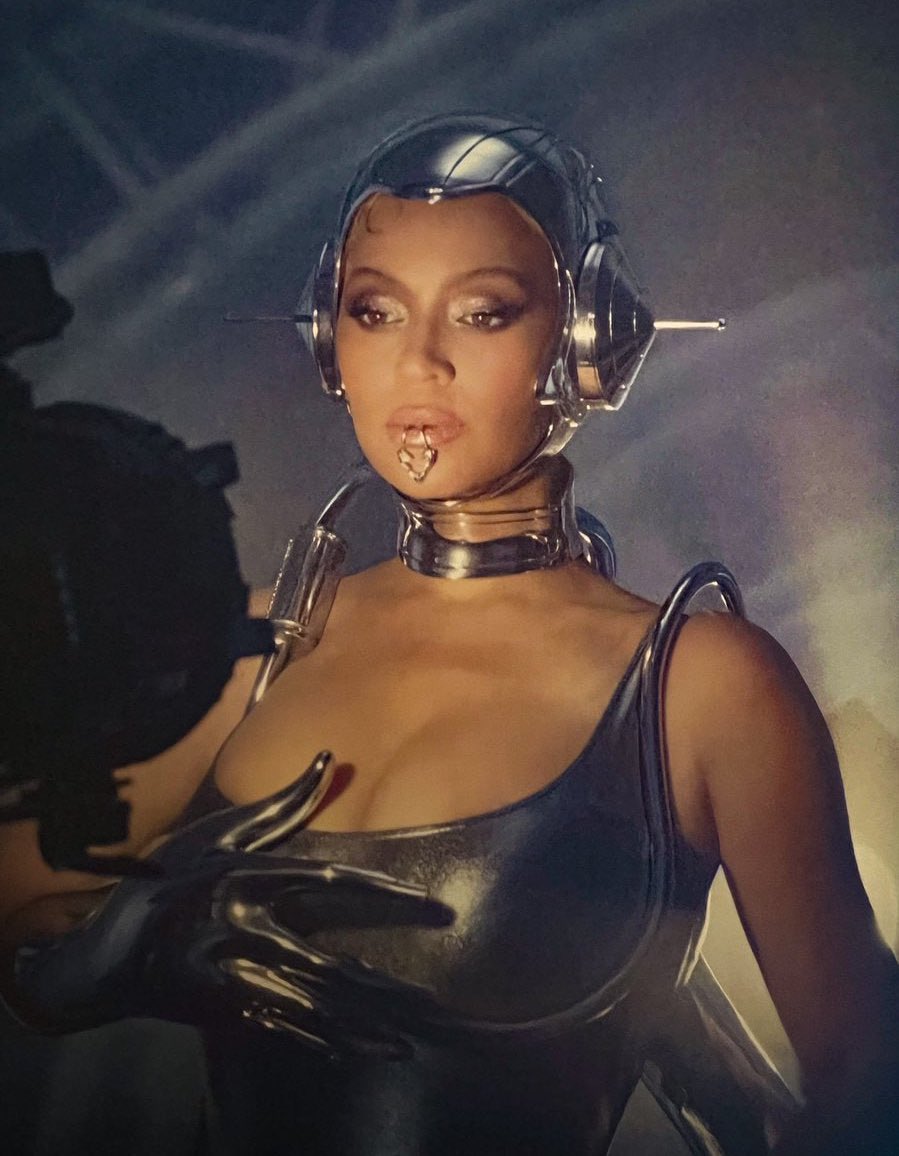 fendifaguette's tweet photo. Beyoncé taking inspo from Hajime Soroyama https://t.co/FcyOaUJ0xu