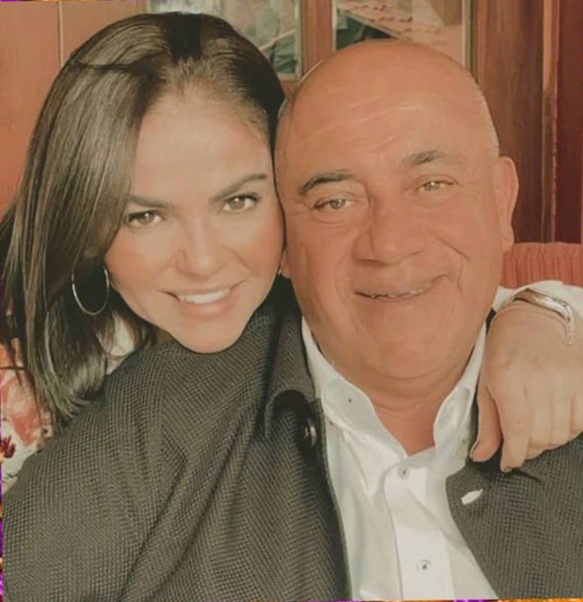VillarrealPaco's tweet photo. El amor incondicional existe y tiene nombre: Mamá. Ustedes serán siempre nuestro más grande tesoro. A mi adorada madre Gloria Villarreal  @G_VillarrealB, a mi esposa Corita ojos de sol @GbCora y a todas las mamás ¡Muy feliz #DíaDeLasMadres! https://t.co/KTwLq6XeJN