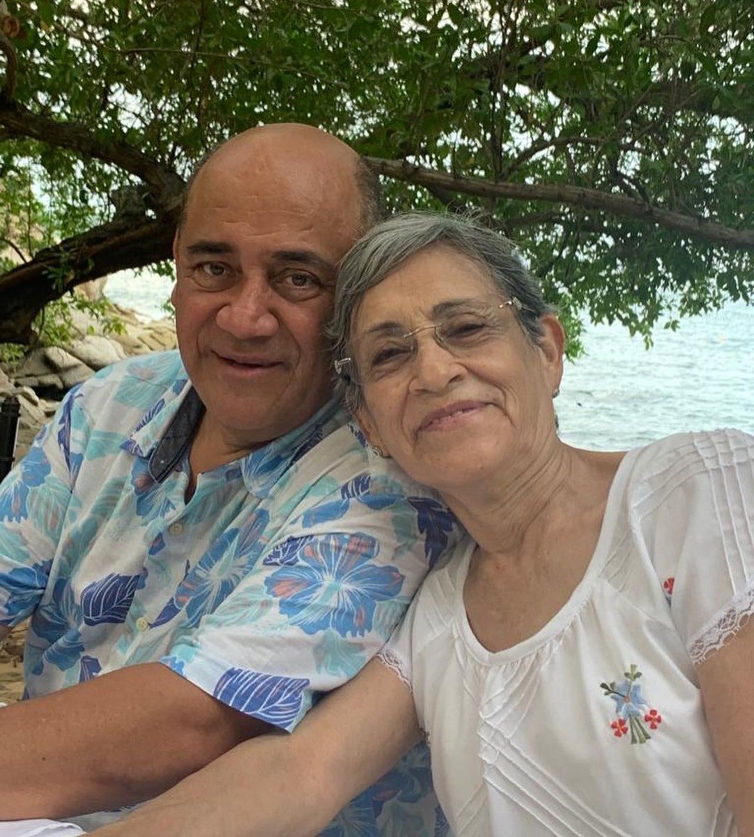 VillarrealPaco's tweet photo. El amor incondicional existe y tiene nombre: Mamá. Ustedes serán siempre nuestro más grande tesoro. A mi adorada madre Gloria Villarreal  @G_VillarrealB, a mi esposa Corita ojos de sol @GbCora y a todas las mamás ¡Muy feliz #DíaDeLasMadres! https://t.co/KTwLq6XeJN