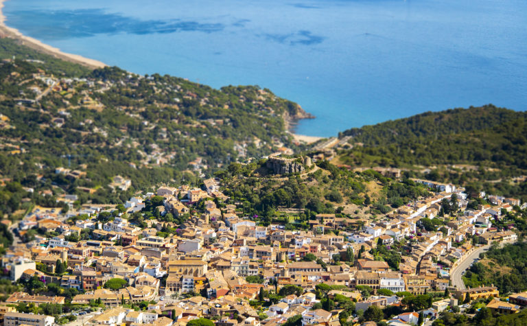AjBegur's tweet photo. 📢#Begur rebrà 3 milions d’euros dels fons europeus pel desenvolupament de diferents accions de sostenibilitat turística.

➡Pròximament, detallarem les actuacions concretes que s’executaran amb aquesta nova subvenció dels fons #NextGeneration.

La ℹ a: https://t.co/q3E3MNrjZz https://t.co/tdudNHIjxn