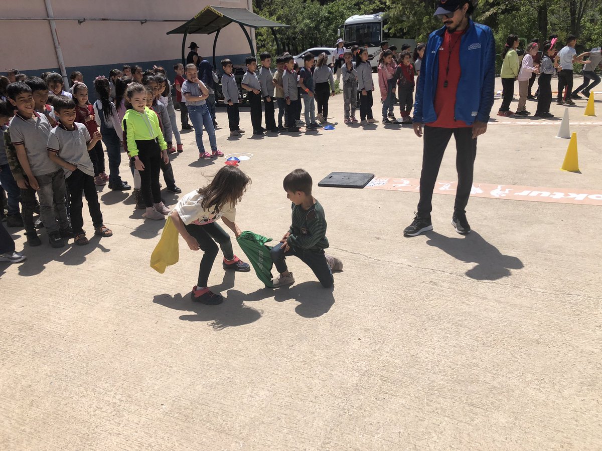 doc_enc's tweet photo. “Okulda Şenlik Var” projesi ekibi çocuklar gülsün diye bugün bizimle birlikteydi. Okulumuz bir başka güzeldi.Çocukların spor yolu ile eğlenerek öğrenmesini amaç edinen @GbbGenclikSpor @FatmaSahin ve @Z_Efiloglu na çok teşekkür ederiz.  @yasintepe @erdalkilinc27  @erdaltrn27 https://t.co/pJEv1eYPK0