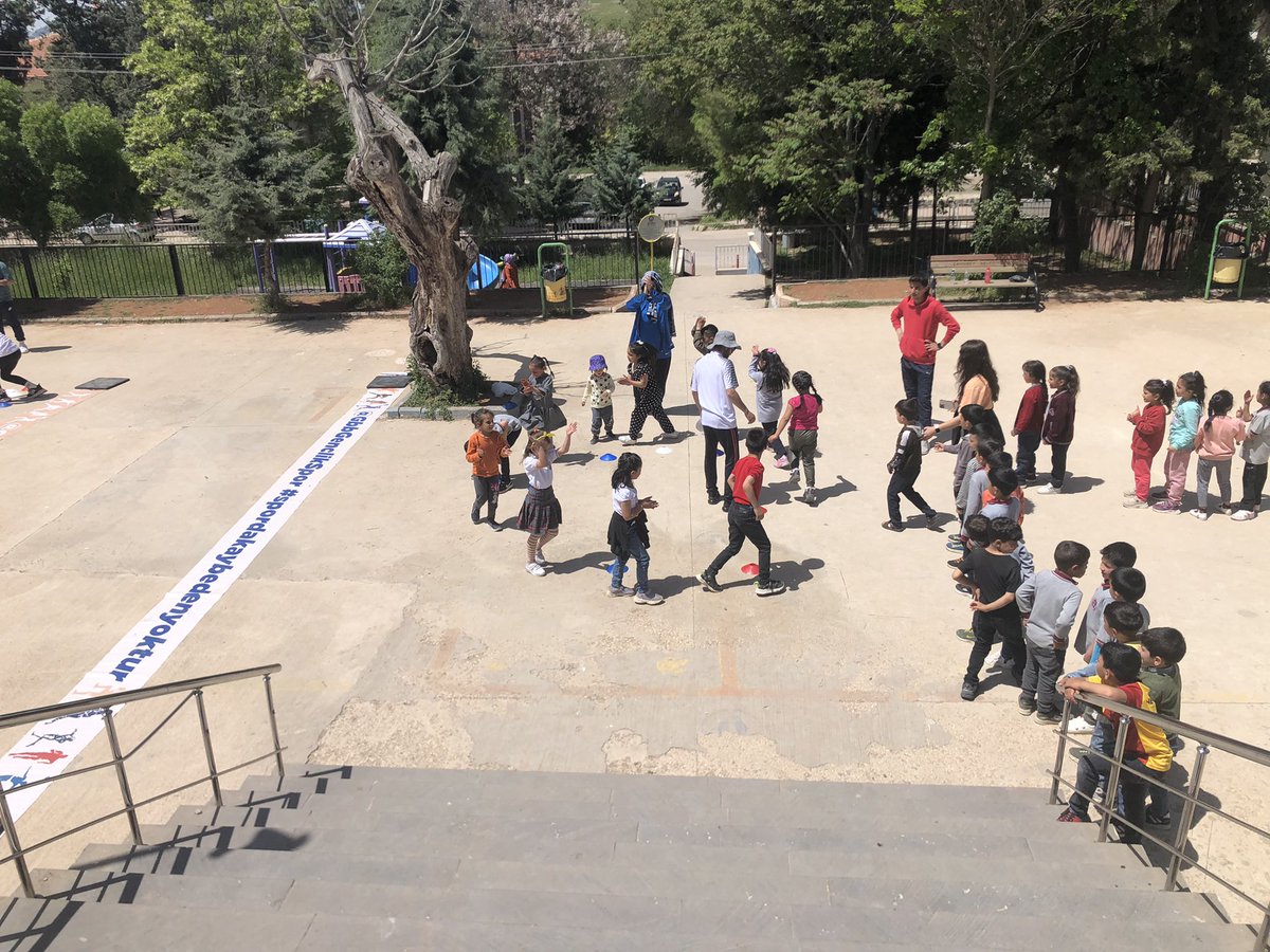 doc_enc's tweet photo. “Okulda Şenlik Var” projesi ekibi çocuklar gülsün diye bugün bizimle birlikteydi. Okulumuz bir başka güzeldi.Çocukların spor yolu ile eğlenerek öğrenmesini amaç edinen @GbbGenclikSpor @FatmaSahin ve @Z_Efiloglu na çok teşekkür ederiz.  @yasintepe @erdalkilinc27  @erdaltrn27 https://t.co/pJEv1eYPK0