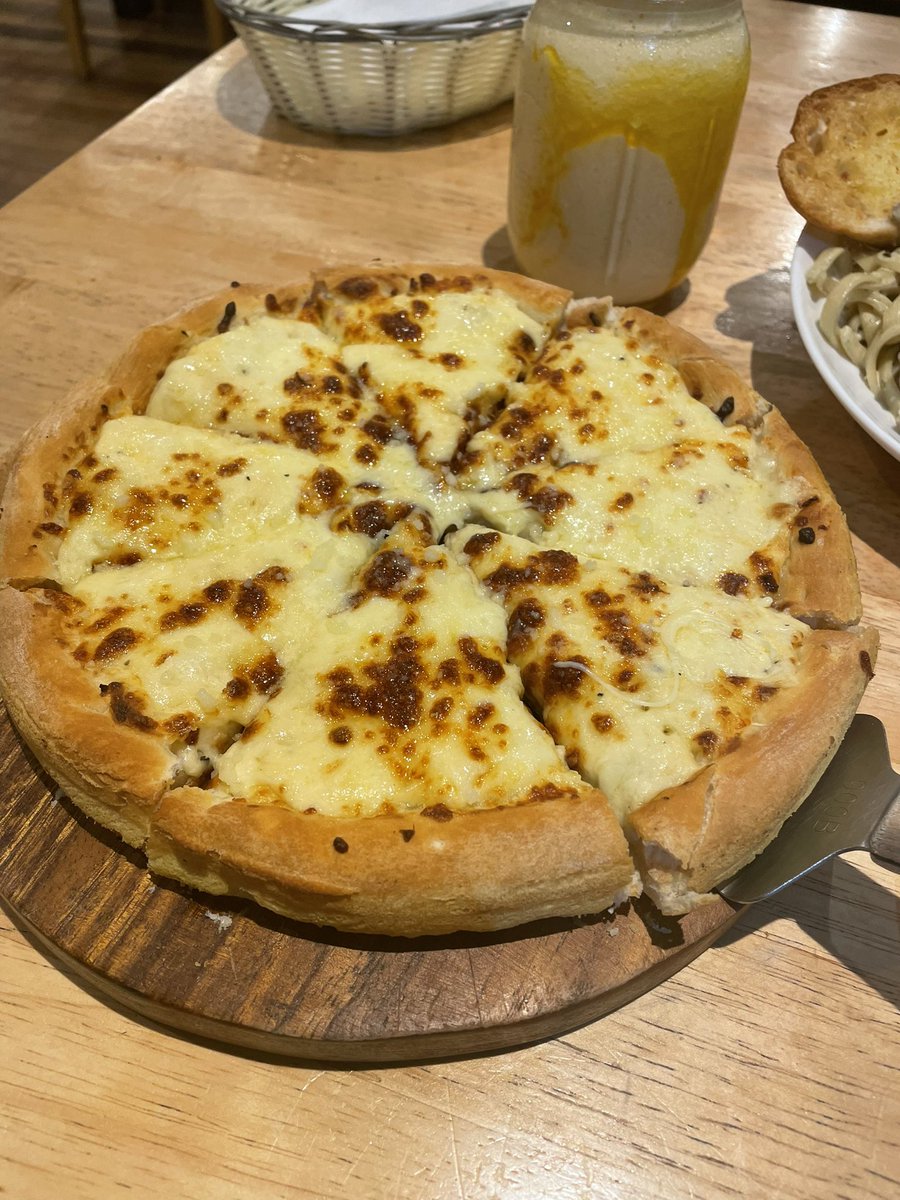 ulaaands's tweet photo. Sobrang goods ng food dito sa #GrumpyJoe. Must try โyung 5 cheese pizza nila ๐ https://t.co/hblfZIYZIJ