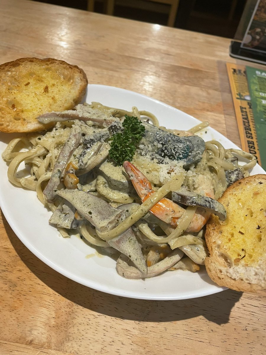 ulaaands's tweet photo. Sobrang goods ng food dito sa #GrumpyJoe. Must try โyung 5 cheese pizza nila ๐ https://t.co/hblfZIYZIJ