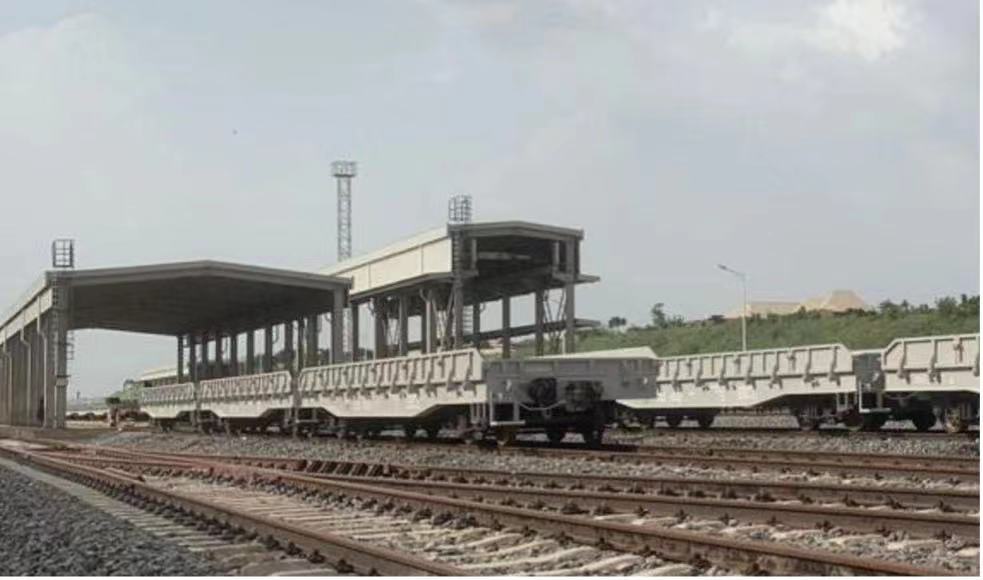 shen_shiwei's tweet photo. 🇨🇳🚞🇳🇬 Big news for Nigerian railway modernization.

West Africa's first-ever rolling stock assembly plant built by @CCECC8 was completed in Kajola, Ogun state, #Nigeria. https://t.co/9skXkjPb7g