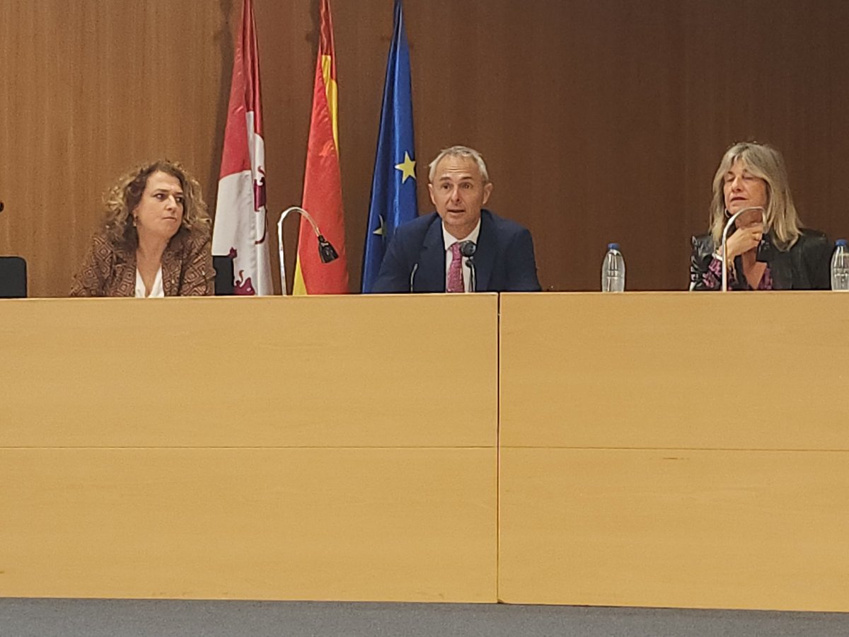 Gracias al Rector de <a href="/usal/">Universidad de Salamanca</a> <a href="/RicardoR_Usal/">Ricardo Rivero Ortega</a> y a la Vicerrectora de Ciencias de la Salud por invitarme como Directora de @CemusaUsal a la presentación del proyecto #GENUSAL, estrategia de género <a href="/usal/">Universidad de Salamanca</a> en  salud. Una vez más pioneros a nivel nacional. Dará que hablar. 
 👩🏻‍🎓💜👠