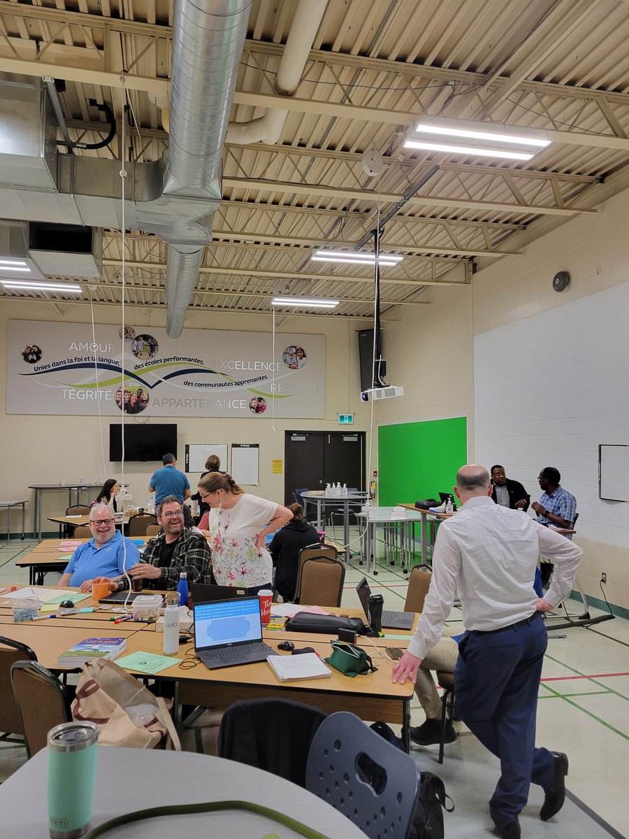 Nos enseignants.es se penchent sur les concepts mathématiques de l'abstrait au concret dans un contexte décloisonné et à l'échelon local. Merci à Paul  et <a href="/HeleneLecardH/">Hélène Lecard-Hallas</a> pour votre leadership dans ce dossier.