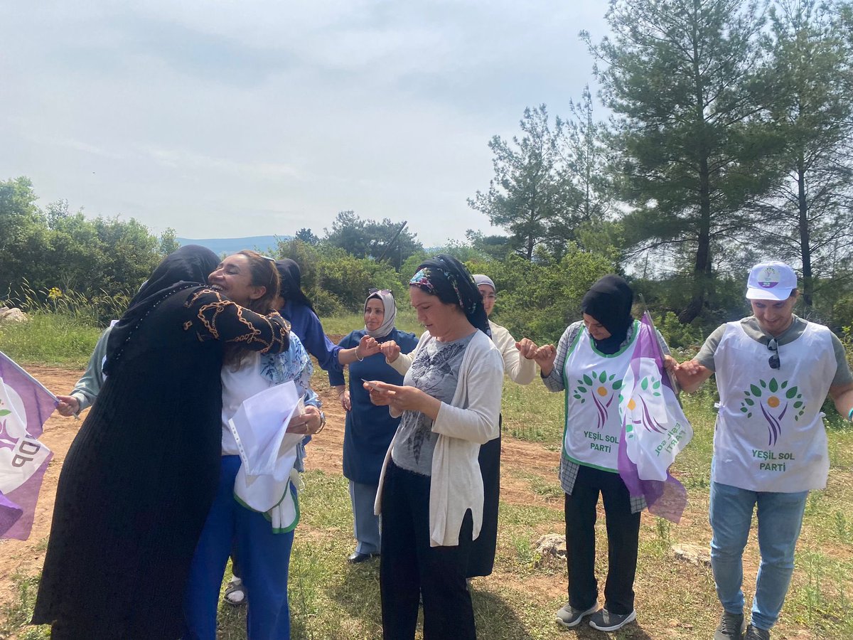 YesilSolMugla's tweet photo. Bodrum’da Kızılağaç, Kumköy, İrmene mahalleleri halkıyla buluştuk.
Yeşil Sol Parti olarak Muğla’dan da vekil çıkarabiliriz.
Parlamentodaki gücümüzü arttırmak için oylar ‘ağaç’a, oylar yeşile.

#BuradayızBirlikteDeğiştireceğiz #DeğisimeSon4Gün https://t.co/vJwAbOVqAk