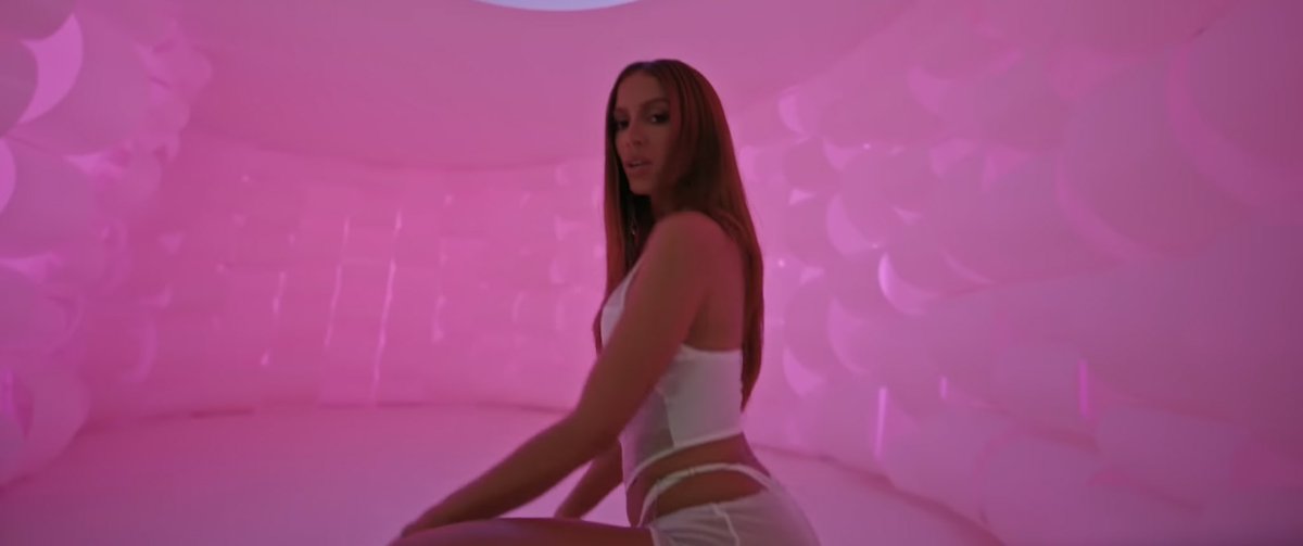 fonteanittabr's tweet photo. Anitta no videoclipe de “Vai Vendo”, parceria com MC Ryan SP. https://t.co/qfJtzKDc4C