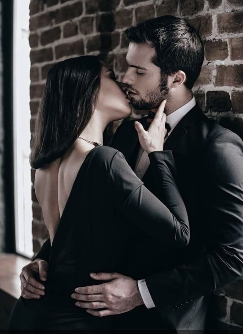 لا أعرف أن أصفك سوى بأنك 
دافئ وحنون وتليق بي