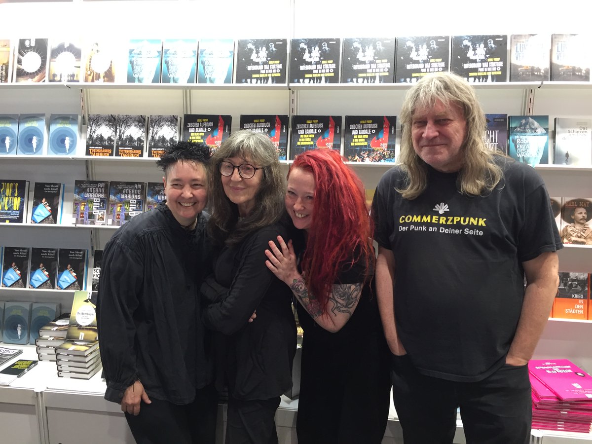 Noch nachgereicht – ein Foto in meinem privaten Blog und ein bisschen Text dazu ... Ich habe mich gefreut, auf der Buchmesse in Leipzig auch die Kolleginnen und Kollegen des Hirnkost-Verlags zu treffen.
Hier ein schönes Bild vom Stand plus Text:
enpunkt.blogspot.com/2023/05/bei-hi…

<a href="/Hirnkost/">Hirnkost Verlag</a>