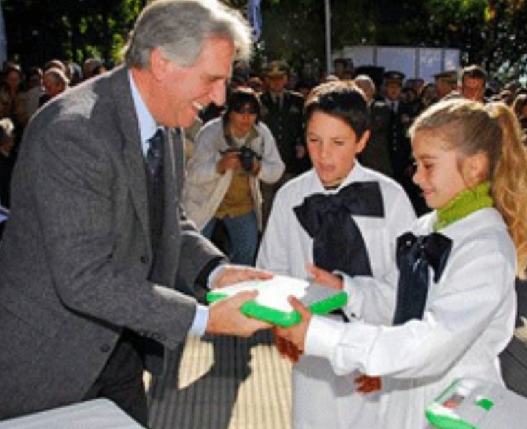 sebaibarra1983's tweet photo. Hace 16 años se escribió un capítulo crucial en la historia de cientos de miles de niños y niñas en nuestro 🇺🇾 #PlanCeibal. #GraciasTabaré https://t.co/xy9dTEdNDh