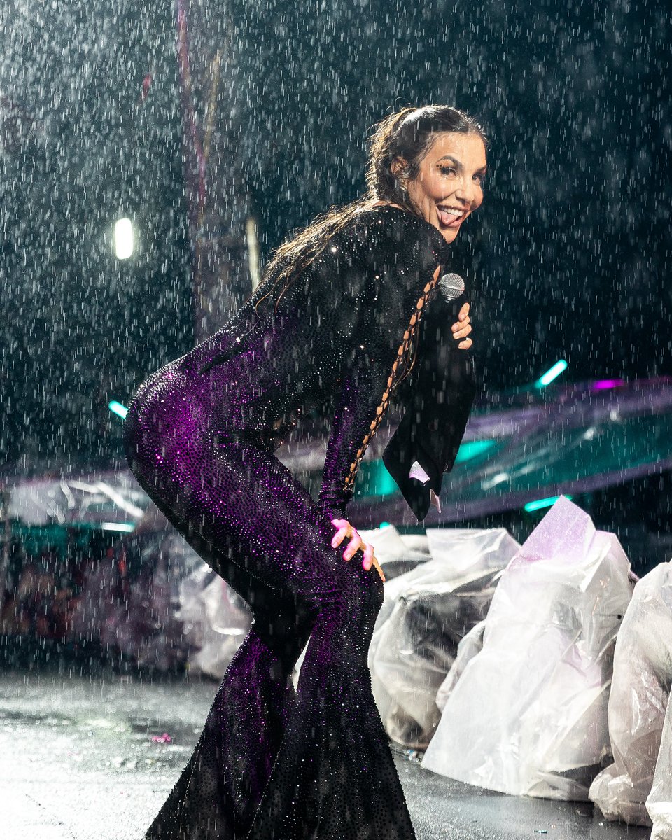 ivetesangalo's tweet photo. Chuva de ❤️ #SanIslandWeekend https://t.co/1iX6bKmI0g
