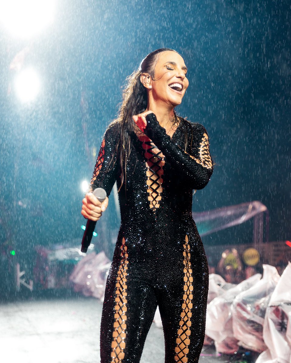 ivetesangalo's tweet photo. Chuva de ❤️ #SanIslandWeekend https://t.co/1iX6bKmI0g
