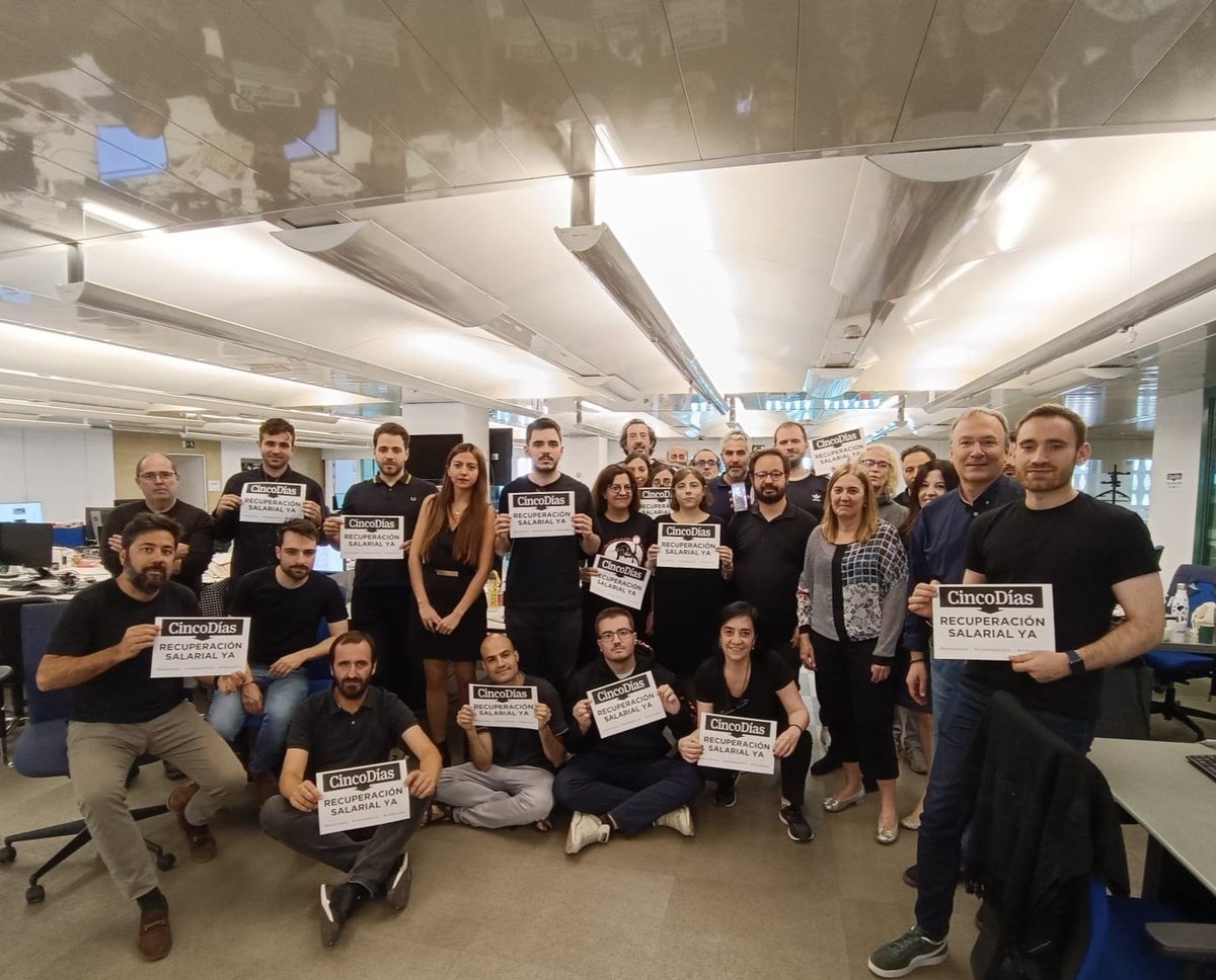 sempere_pablo's tweet photo. Faltan los compañeros de la mañana y los que están fuera, pero los trabajadores de Cinco Días nos hemos sumado hoy al #MiércolesNegro para reclamar la actualización de unos salarios precarizados y la negociación del teletrabajo. https://t.co/6lmPWbBTtA