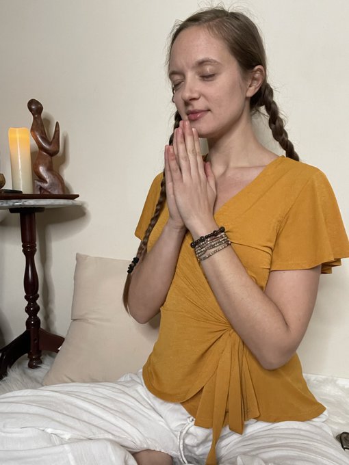 Do you often feel stressed mid day? ✨  Book a 1:1 virtual relaxation session with me!   15 Minutes |