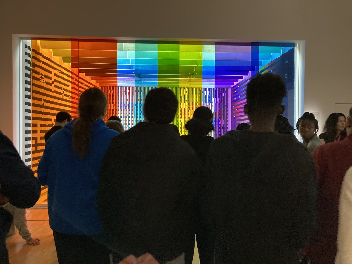 lesegrais's tweet photo. Ce matin les 3eme A, C et D étaient au @CentrePompidou pour découvrir des œuvres engagées autour de la nature ainsi que d’autres œuvres de la collection permanente dans le cadre du #PEAC 🌳🌬️🖼️ https://t.co/zZMHaa0ZyK