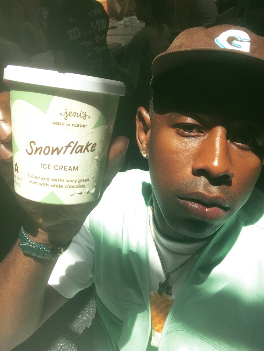 It's 2023, and clothing brands are doing collabs with restaurants.

And it's making us want to dress like we're line cooks.

Here's how brands and celebrities are interacting with food right now 🧵