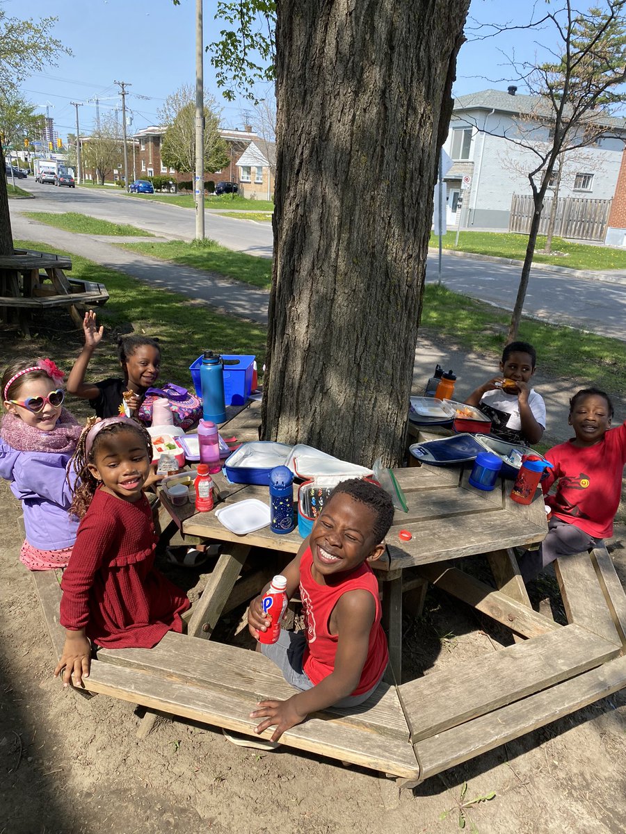 2022Kpb's tweet photo. It’s a beautiful day to have a picnic lunch! 🍓☀️ https://t.co/4u80GaVR6H