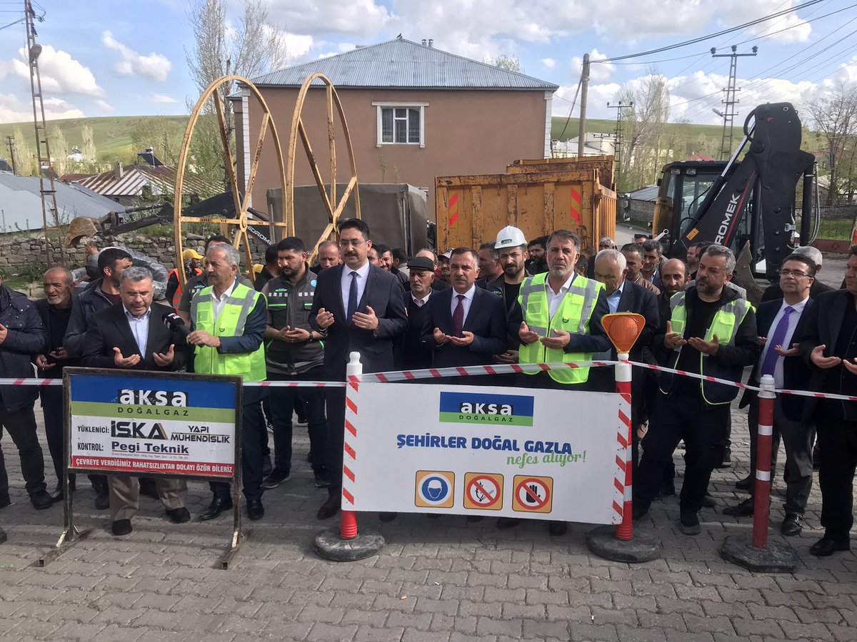 AvAbbasAydin's tweet image. 📍Hayırlı Olsun…

#Hamur #Tutak Müjdeler Olsun! 

Hamur-Tutak ilçelerimizde Doğalgaz altyapı çalışmalarımıza an itibariyle başlamış bulunmaktayız. Tüm hemşehrilerimize hayırlı uğurlu olsun. Durmak yok çalışmaya devam.

#TürkiyeYüzyılı #AkParti