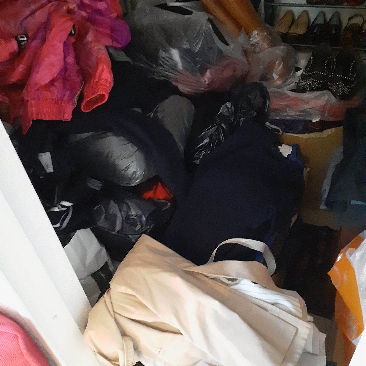 在庫部屋からヤバいの出た‼️

秋～冬に高値で売れるアウターを回収してます。
すでに50着以上。

定価90,000円以上が1,300円で買えるのは、この季節だから。

スノボ用品、スキーウェアも安い時に回収‼️‼️
ゴーグルも売れます☺️

在庫部屋がパンパンや😱😱😱