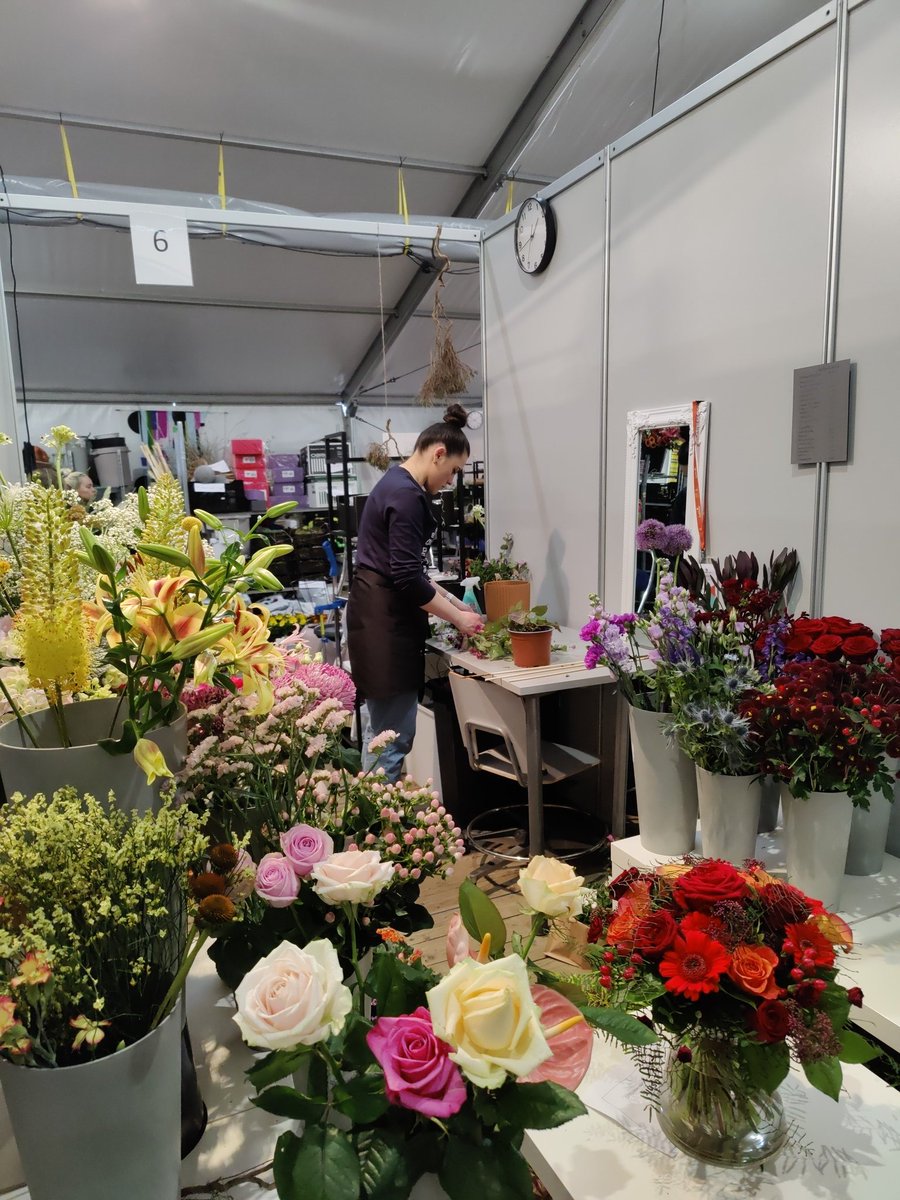 JAMIn neljä floristiopiskelijaa kilpailee Taitaja2023-kisoissa Espoossa. Huomenna vielä yksi työ ja sitten jännitetään tuloksia. #tekemälläeteenpäin