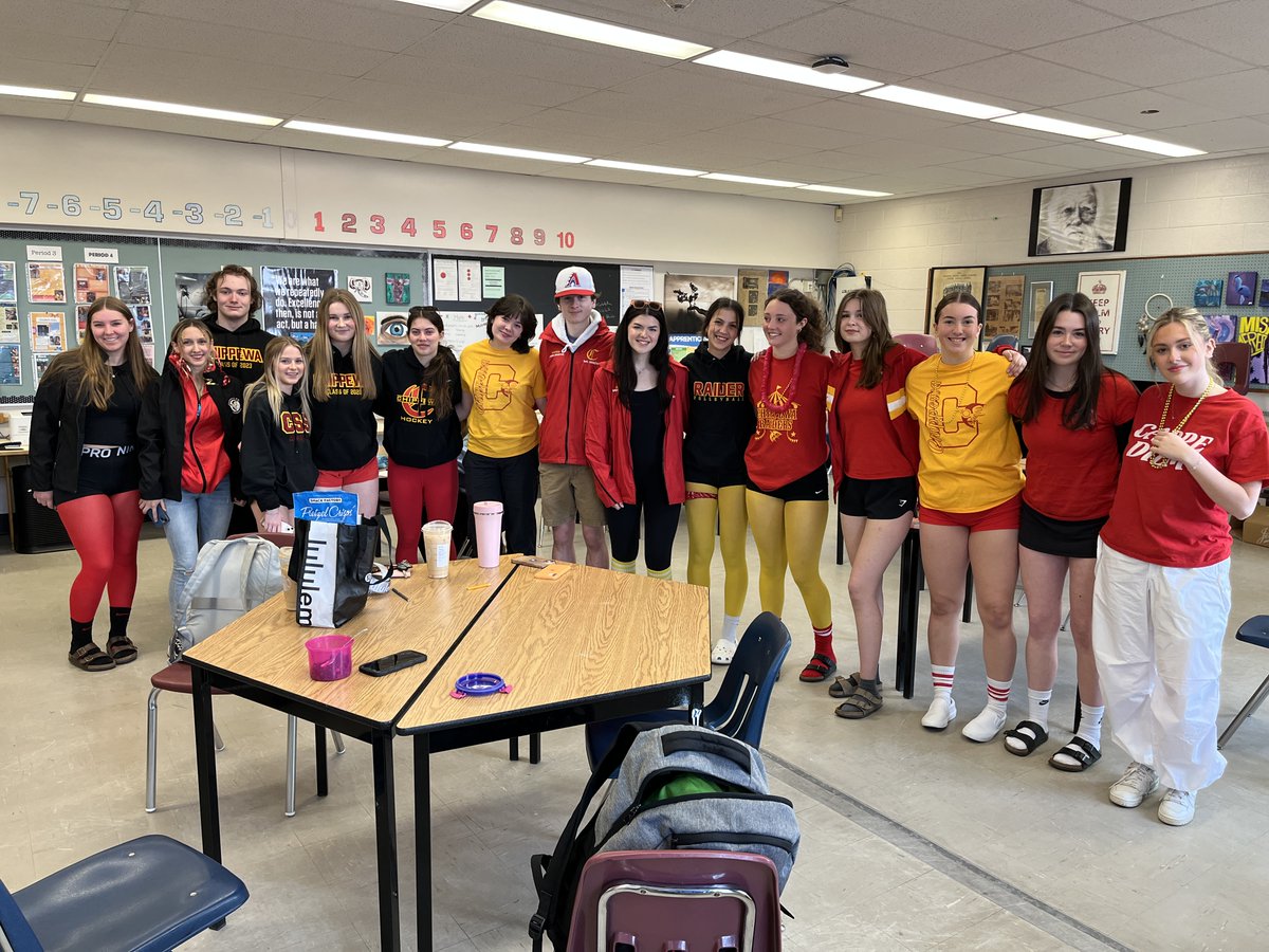 CSS_CarpeDiem's tweet photo. Check out pictures of our student leaders getting ready this morning to welcome our future grade 7 students! Spirit and leadership were on full display! #ChippewaIsMyHome https://t.co/rReTQq8hlK