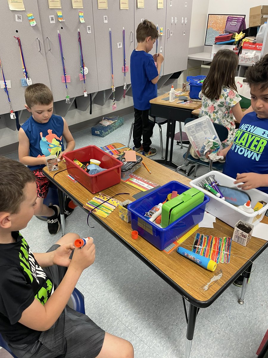 MrsDiercksClass's tweet photo. Had to turn the lights on during lights off day! Projects are important! #lovefirstgrade @KMElem https://t.co/EX6F6eS71n