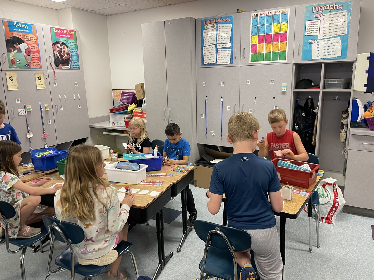 MrsDiercksClass's tweet photo. Had to turn the lights on during lights off day! Projects are important! #lovefirstgrade @KMElem https://t.co/EX6F6eS71n
