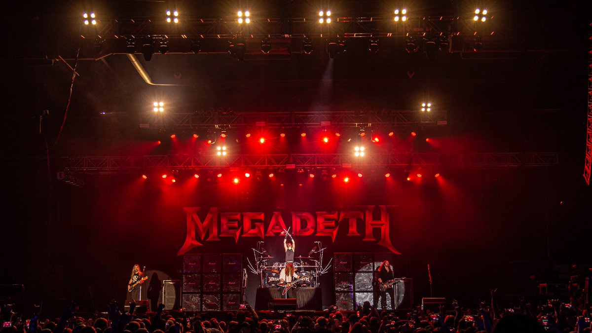ChauvetPro's tweet photo. 🔥John Garberson & Creative BackStage lit the RockYard with @ChauvetPro Maverick Force S Spot • Maverick MK2 Spot • Rogue R2 Wash • Rogue R3 Beam • STRIKE 4 fixtures!
#CHAUVETProfessional
#arizonabikeweek #billyidol #megadeth #staind #texashippiecoalition #dierdremusic https://t.co/PJaKAQxrMz