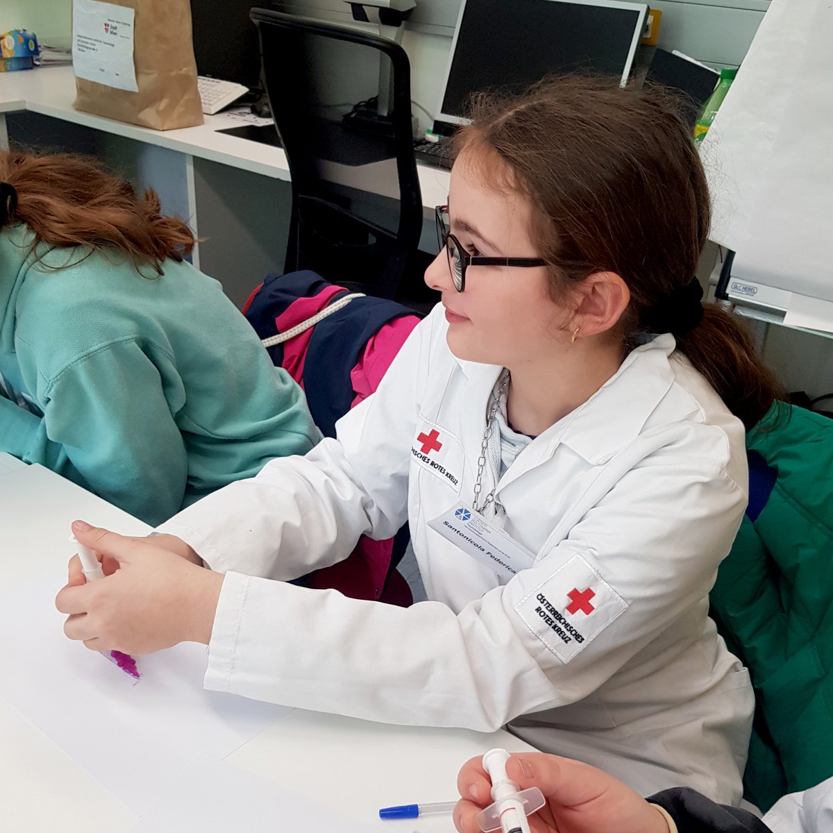 lbitrauma's tweet photo. Twelve girls visited our institute on #WienerTöchtertag and got hands-on experience in microscopy, cell culture and the joys of pipetting your first assay. We were super happy to see them so motivated and eager to try new things - a new generation of scientists in the making!👩🔬 https://t.co/NReZiFSsqd