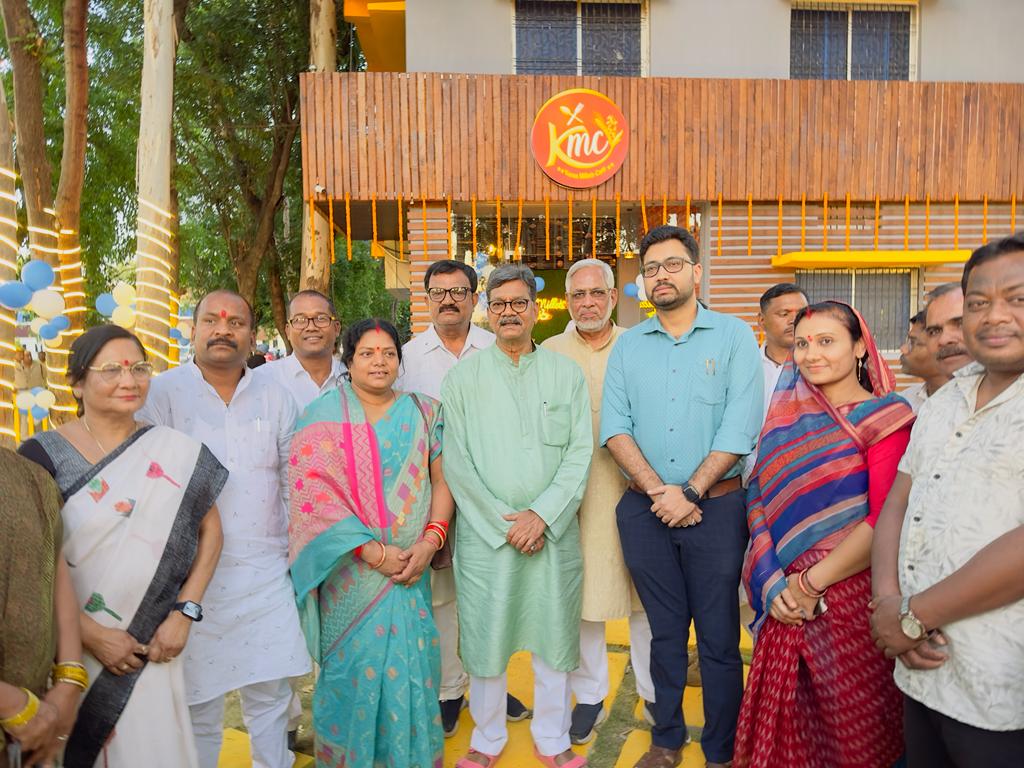 KoreaDist's tweet photo. जिला कलेक्टोरेट परिसर में मिलेट्स कैफे का हुआ शुभारम्भ
-स्वाद और सेहत से भरपूर व्यंजन मिलेंगे कोरिया मिलेट्स कैफे में, समूह की महिलाओं को मिला रोजगार का नवीन अवसर
-विधानसभा अध्यक्ष डॉ चरणदास महंत बने कोरिया मिलेट्स कैफे के पहले ग्राहक
#milletscafe #koreadistrict #Chhattisgarh https://t.co/6iUAFaFYxw