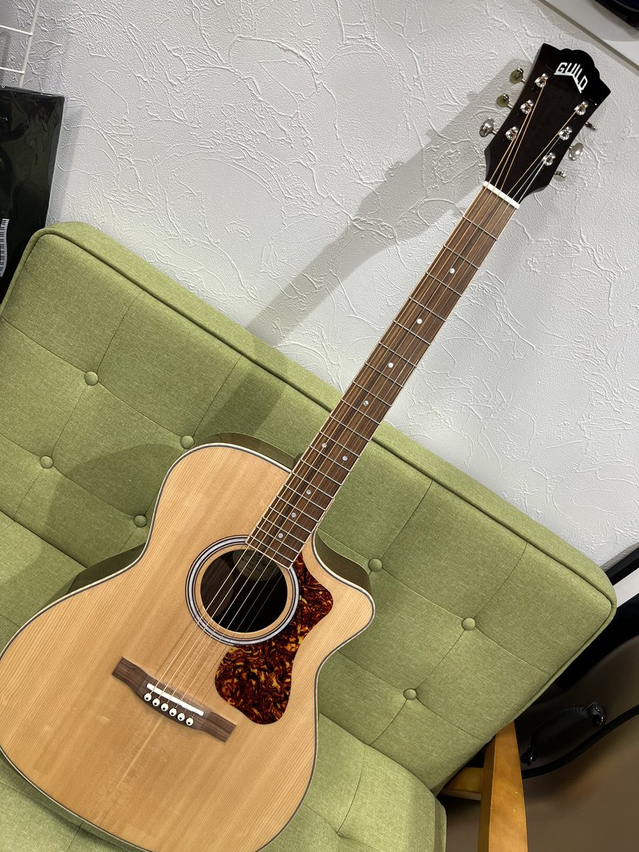 art_miwa's tweet photo. 一目惚れして買ったギター♡頑張って練習しよ♪
#ギター
#ギプソン
#エレアコ https://t.co/BtnWj6i3qK