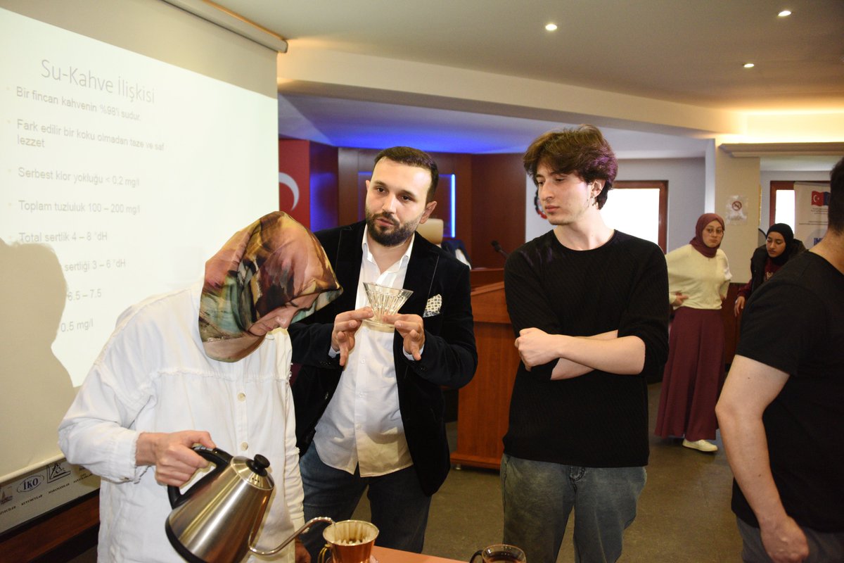 5.Grup 3.Gün İstanbul Esnaf ve Sanatkarlar Odaları Birliği ve İMEP iş birliğinde, Kahvemin Tadı farkıyla hayata geçen ücretsiz barista kursu 5.eğitim grubuyla devam ediyor. Yunus Çakmak’ın verdiği eğitimler sonunda katılımcılara Milli Eğitim Bakanlığı onaylı sertifika veriliyor.