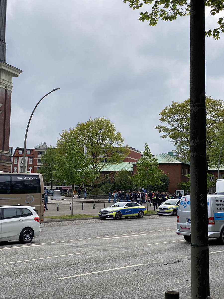 #gesternkleber formieren sich medienwirksam am Michel in #Hamburg bevor es auf die Straße geht 😬