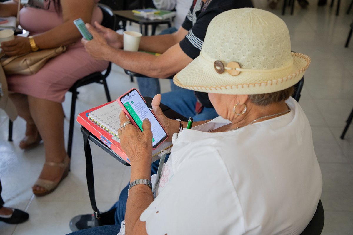 AHoRa_MusApp's tweet photo. Productores de Colombia conociendo la nueva versión de la App y navegando en ella https://t.co/1RxWR8hT3V