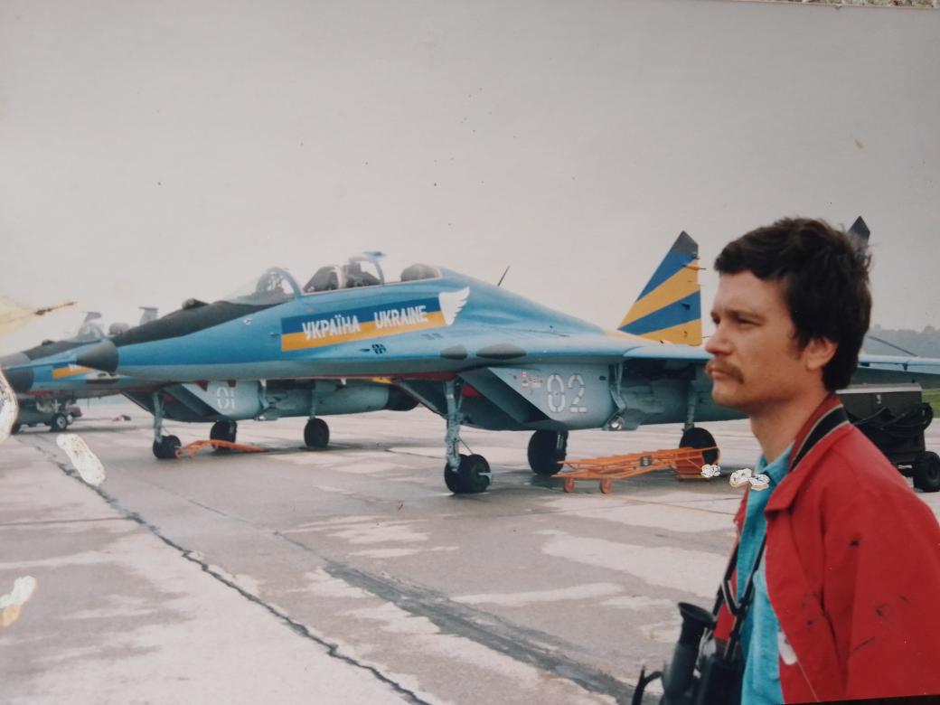 BobsonThompson's tweet photo. @Spriter99880 @BardOfEarth2 This is a pic of me at an airshow in Hamilton,Canada 1991. Notice the number on the plane in the background, 01. Is this the same plane in your pic ? https://t.co/Vbg0jsl9UN