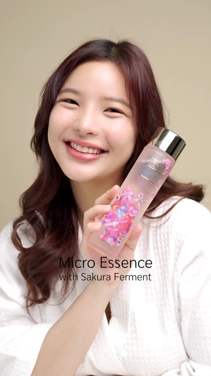 Panggogi7's tweet photo. ชุ่มชื่นผิวหน้า แล้วยังชุ่มชื่นหัวใจด้วยค่ะ 💕
#OrnOung #MicroEssence #น้ำตบจบทุกฟิลเตอร์ #AdvancedNightRepair #ANR7in1Serum #EsteePartner #EsteeLauderThailand https://t.co/6bQbbslW3R