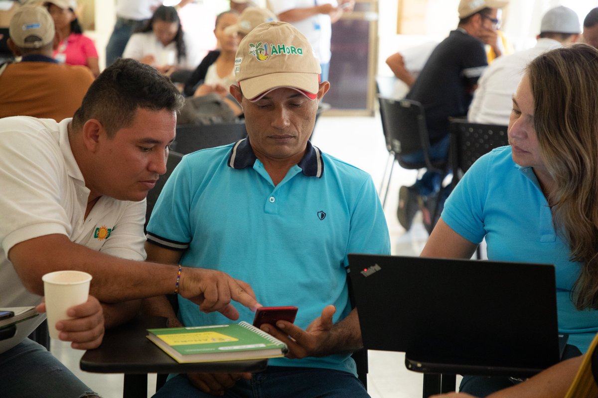 AHoRa_MusApp's tweet photo. Productores de Colombia conociendo la nueva versión de la App y navegando en ella https://t.co/1RxWR8hT3V