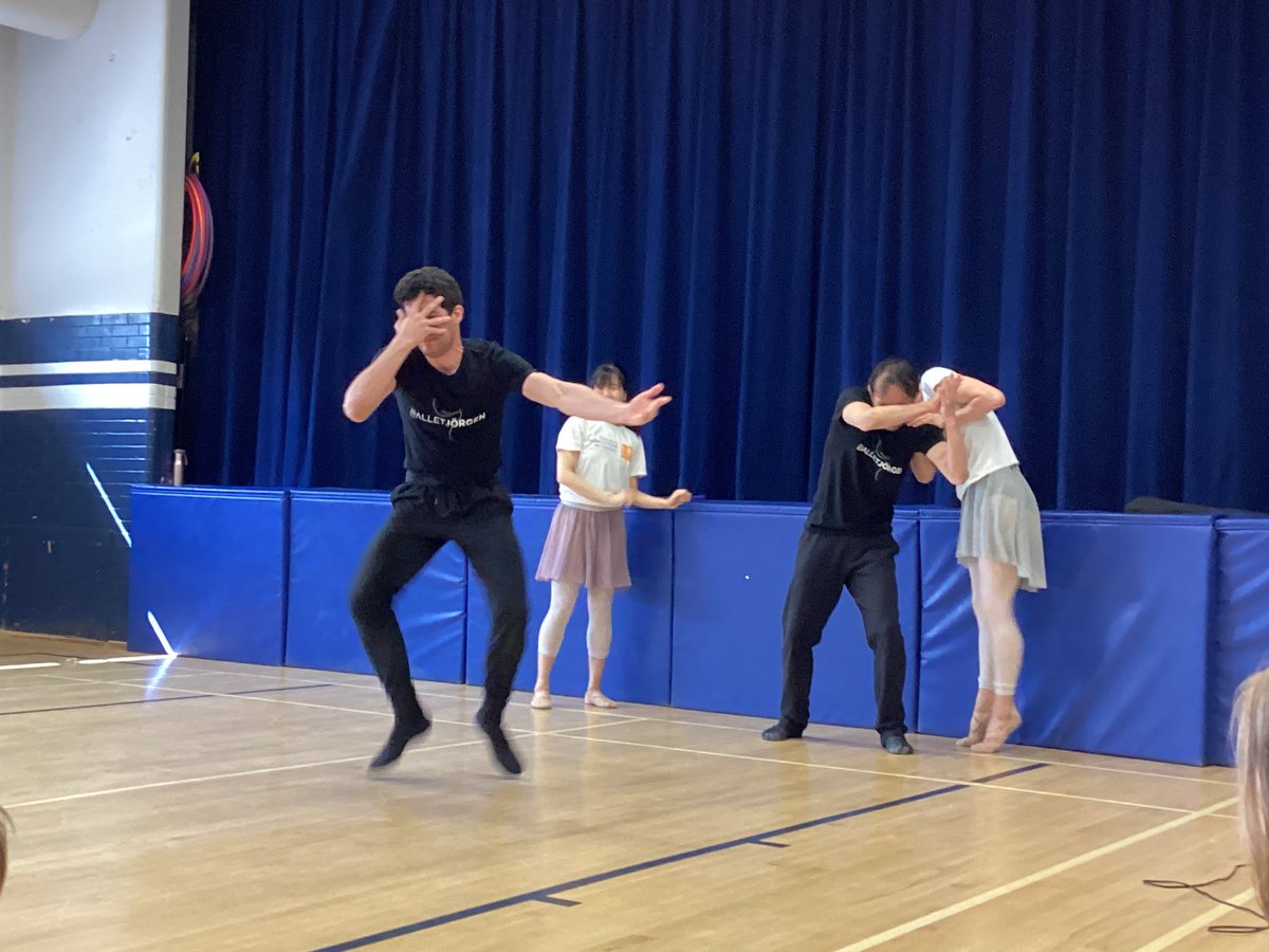 CathyW35's tweet photo. We were so lucky to have #BalletJorgen come to @SydenhamPS_LDSB today! The students really enjoyed the interactive presentation! #thankyou #ballet #everyonelovedit π©° https://t.co/mgNi7OFlIv