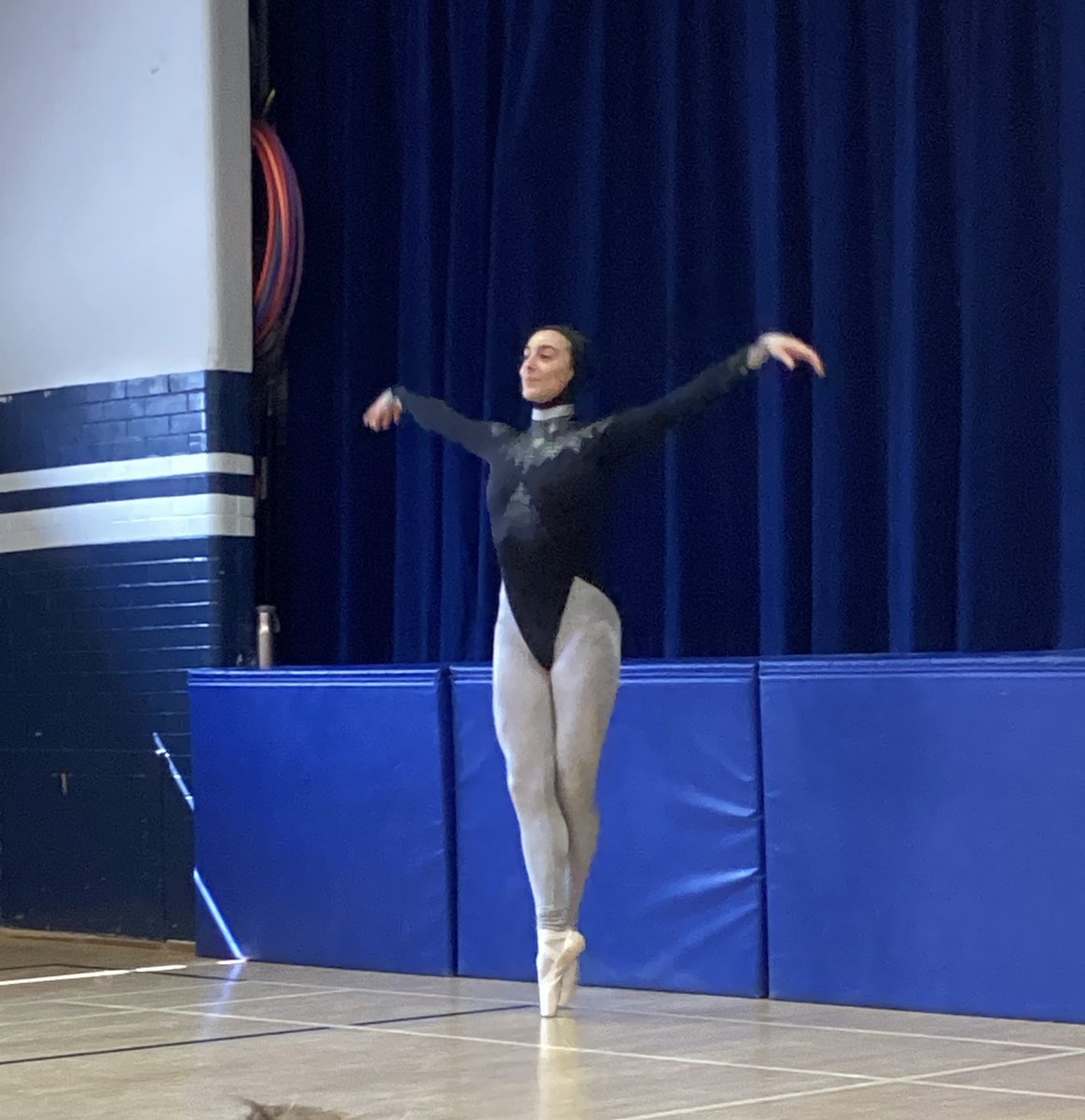 CathyW35's tweet photo. We were so lucky to have #BalletJorgen come to @SydenhamPS_LDSB today! The students really enjoyed the interactive presentation! #thankyou #ballet #everyonelovedit π©° https://t.co/mgNi7OFlIv