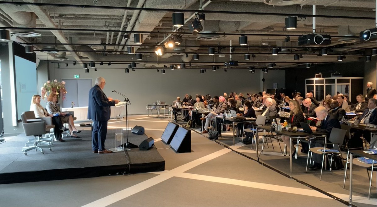 CourPenaleInt's tweet photo. Président #CPI Piotr Hofmański à la 13e conférence mondiale #IARMJ: «Nous devons également être clairs sur le fait que la justice doit être accompagnée d'un large éventail d'autres initiatives en faveur d'une paix durable, la confiance sociétale, la démocratie & l'état de droit.» https://t.co/wdPc8knCFj