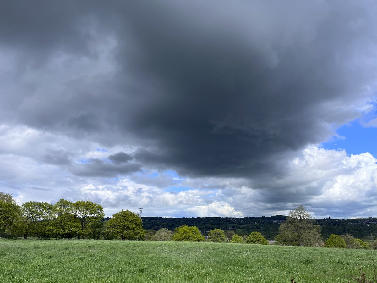 EmilyRankin16's tweet photo. Dark skies over Farsley. Leeds. @kerriegosneyTV @itvweather @itvcalendar  Emily - Leeds https://t.co/BoMeS0xOgZ
