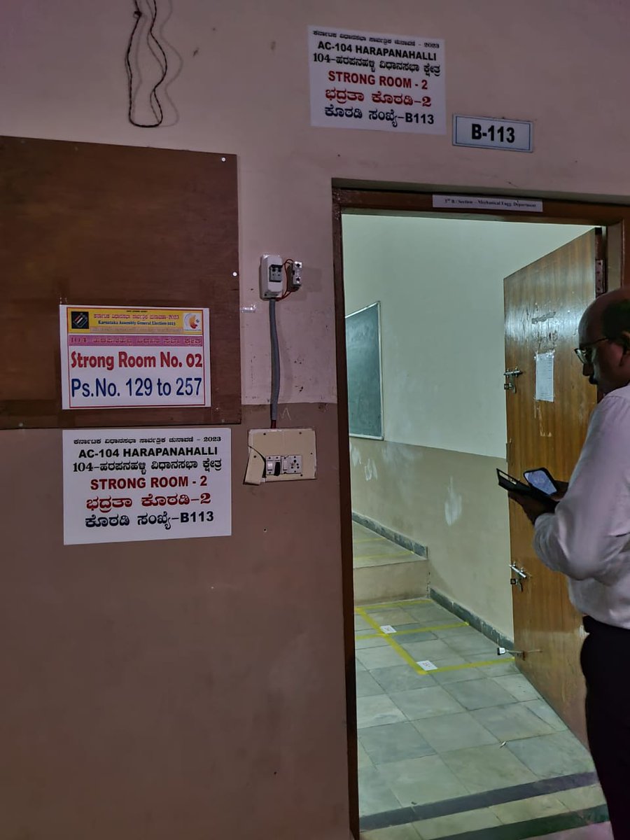 dcvijayanagara's tweet photo. Inspection of Strong Room at Counting Centre - Vijayanagara District.
@dcvijayanagara @ZPVijayanagara 
#GeneralElectionNow https://t.co/dgVIzem6SZ