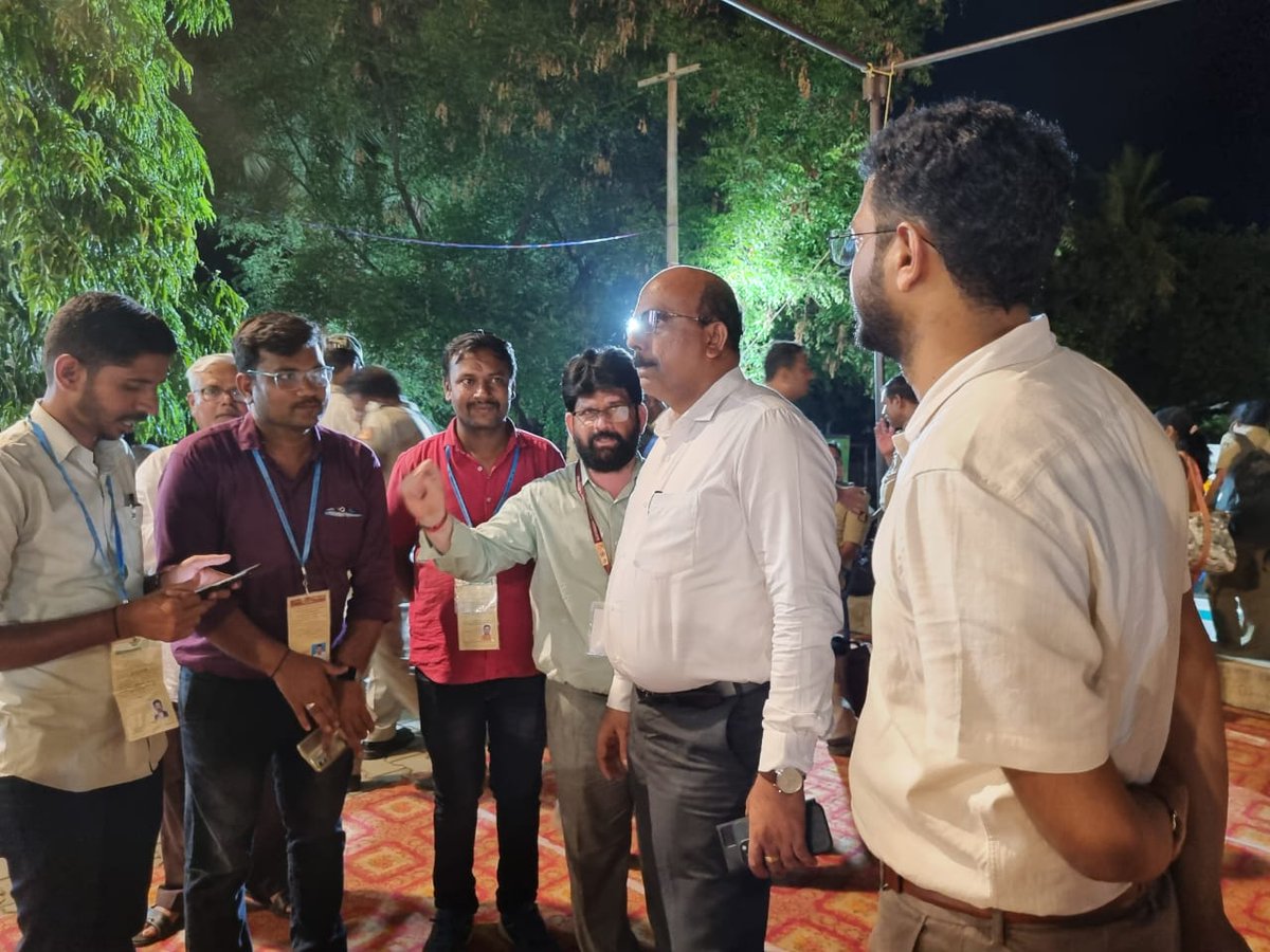 dcvijayanagara's tweet photo. Guiding the Demustering Process of 90-Vijayanagara Constituency.
@dcvijayanagara 
#GeneralElectionNow #democracy https://t.co/42snBh0wCy